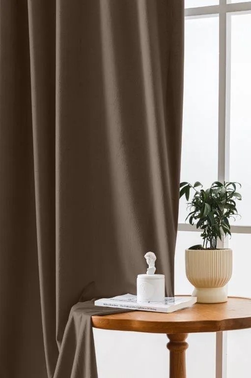 Hnedý zatemňovací záves VELVET 135x250 cm Zavesenie: Riasiaca páska