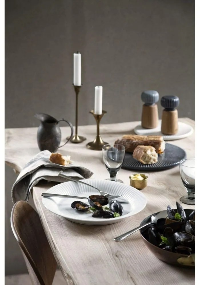 Mlynček z dubového dreva na korenie s tmavomodrým detailom z porcelánu Kähler Design Hammershoi, výška 13 cm
