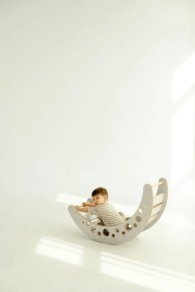 Drevená Montessori hojdačka Moon M Šedá