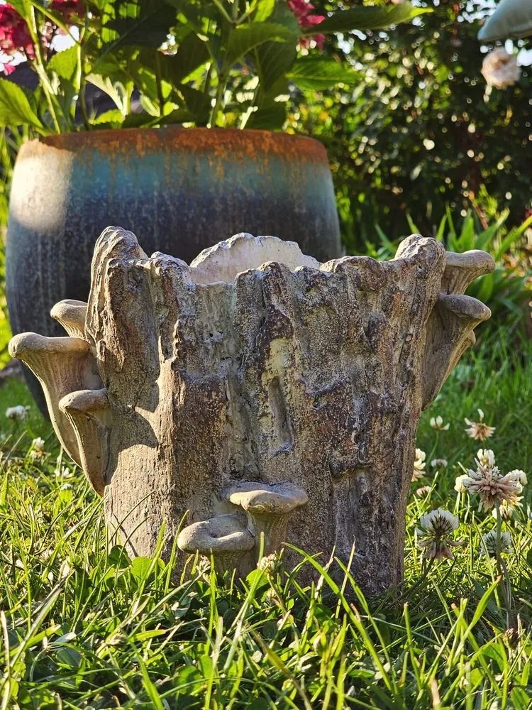 Hnedý cementový kvetináč kmeň stromu s hubami Botanic M - 24*18*18 cm