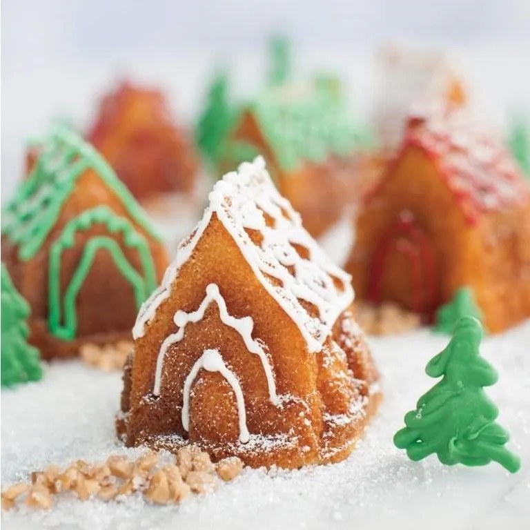 Nordic Ware Hliníková forma na 6 mini báboviek Cozy Village Pan