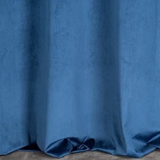 Modrý zamatový záves so zavesením na kruhy s lesklým ornamentálnym pásom 140 x 250 cm