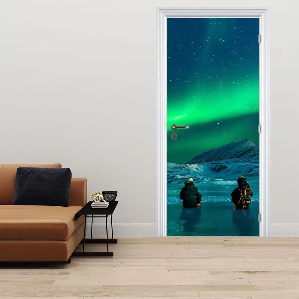 Fototapeta na dvere - Ľudia pri polárnej žiare (95x205cm)