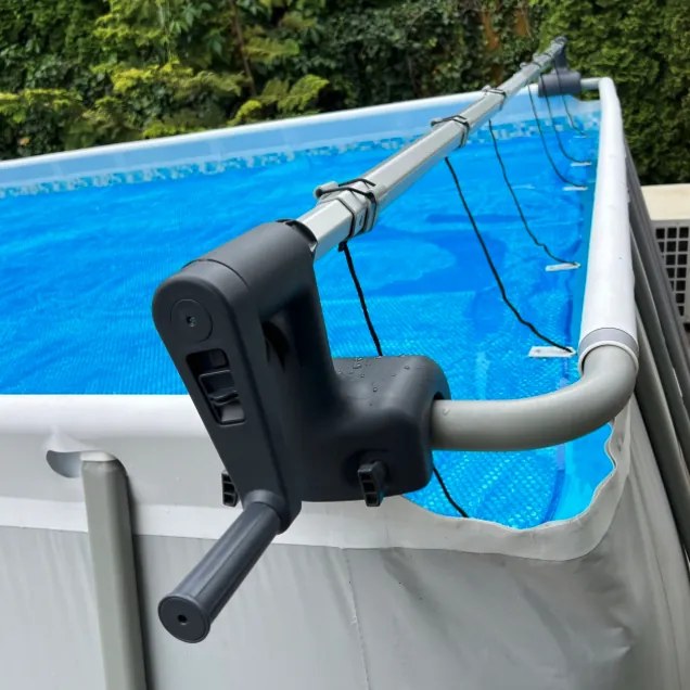 Navijak na solárnu plachtu na bazén