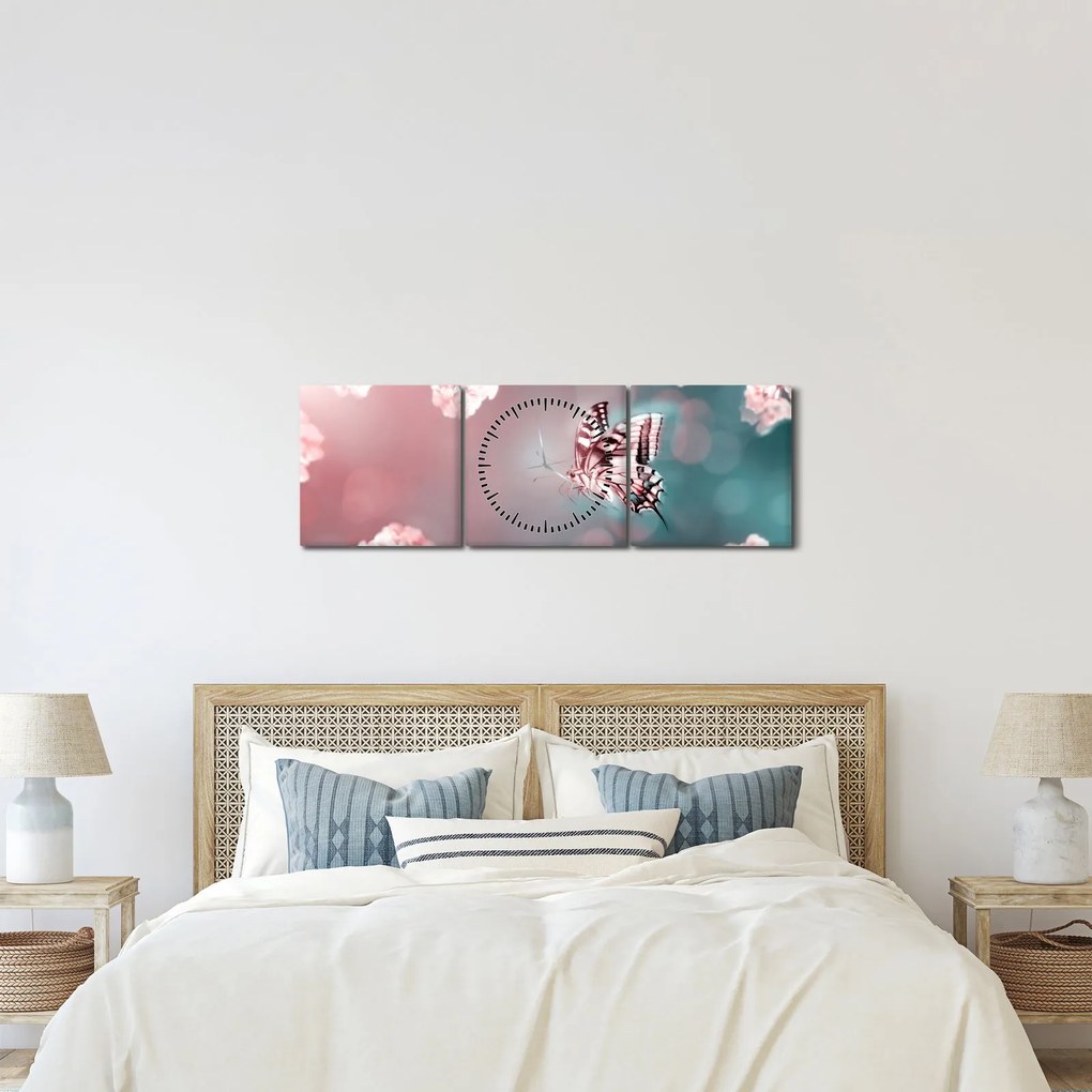 Obraz - Motýľ medzi kvetmi (s hodinami) (90x30 cm)