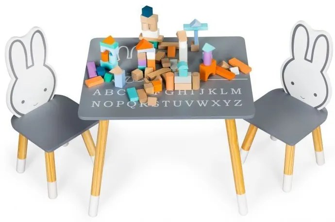 Roztomilý detský stolík s dvomi stoličkami zajačikmi