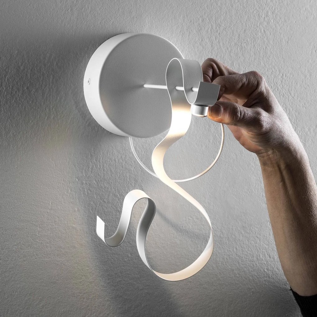 Knikerboker Curve nástenné LED svetlo oceľ, biela
