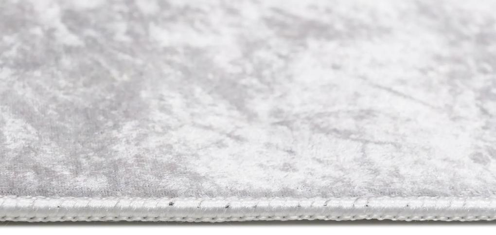 Moderný sivý koberec s abstraktným vzorom