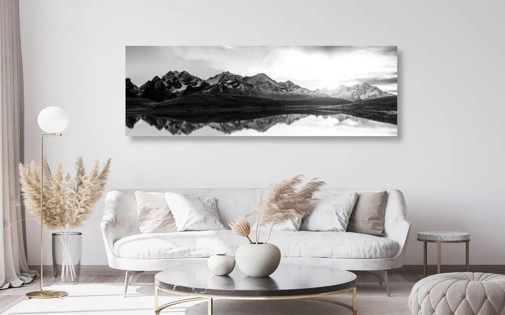 Obraz skvostný západ slnka nad horami v čiernobielom prevedení - 150x50