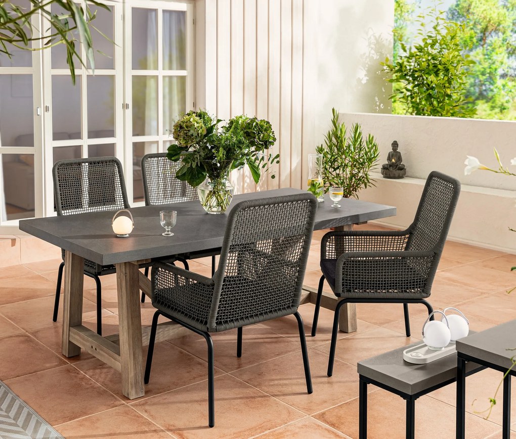 Stolička s vysokým operadlom s textilným výpletom