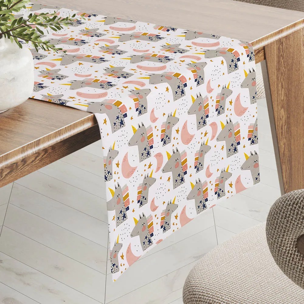 Biante Detský bavlnený behúň na stôl Sandra SA-562 Spiace jednorožce medzi hviezdičkami na bielom 45x120 cm