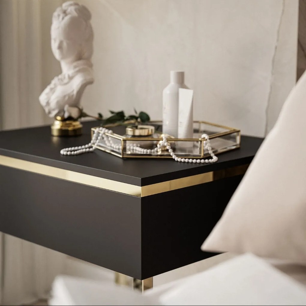 NOČNÝ STOLÍK NESSIE ČIERNY MATNÝ + ZLATÝ PODSTAVEC