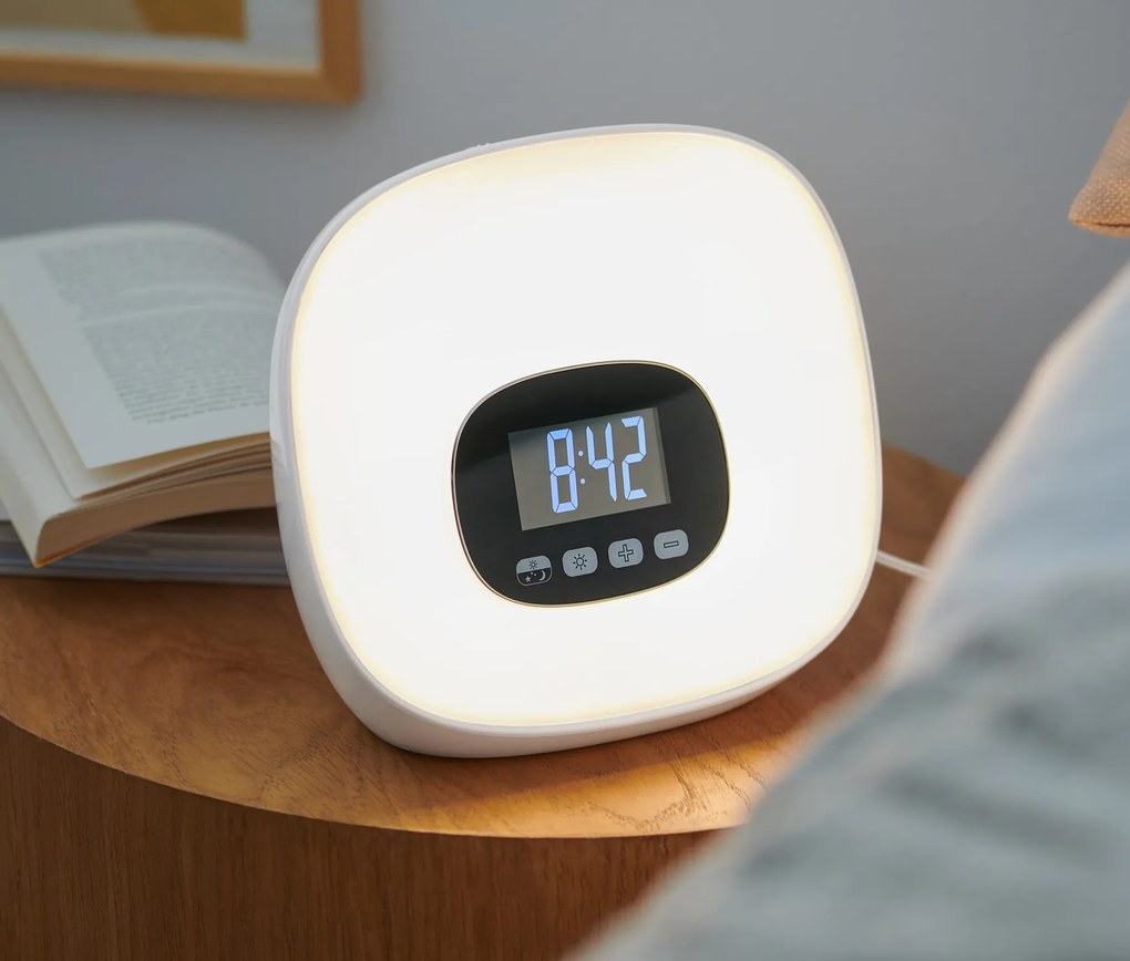 Budík využívajúci svetlo, s rádiom