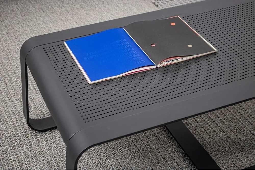 Hliníkový záhradný konferenčný stolík 62x105 cm Merrigan – Bizzotto