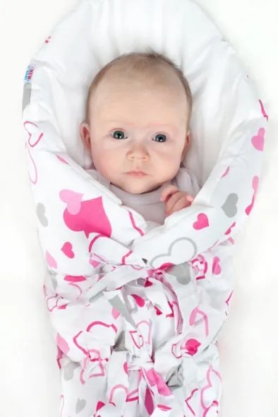 NEW BABY Klasická šnurovacia zavinovačka New Baby ružové srdiečka