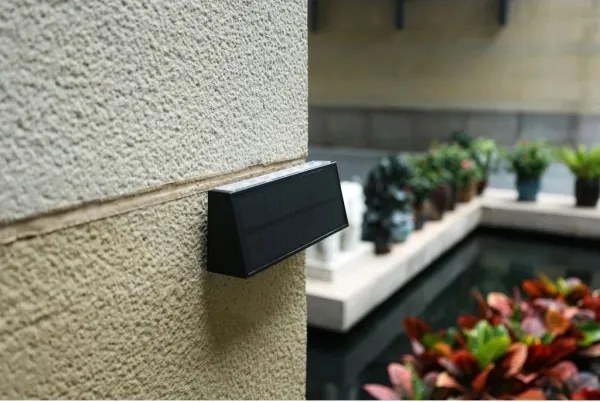 Viking - LED solárne nástenné svietidlo LED/1,3W/3,7V IP44 4000K 2000 mAh