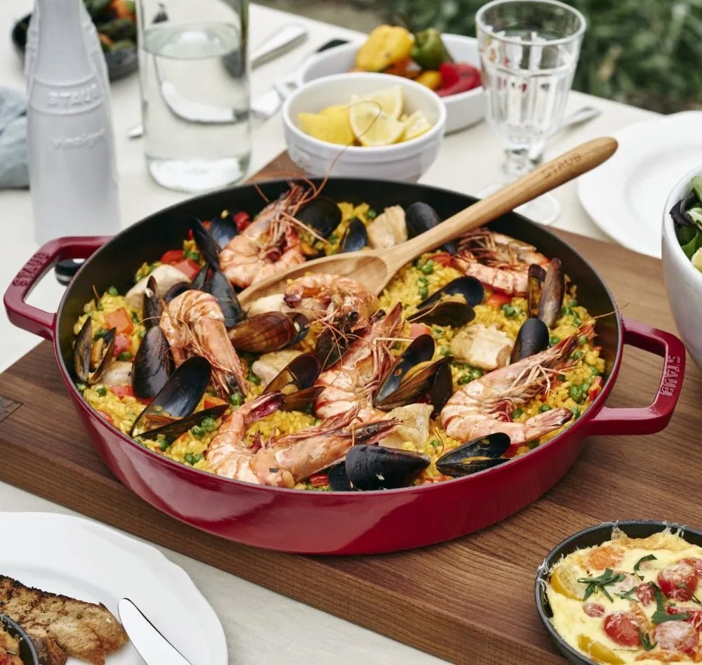 Liatinová panvica Staub s dvoma rukoväťami 34 cm, čerešňa, 1313406