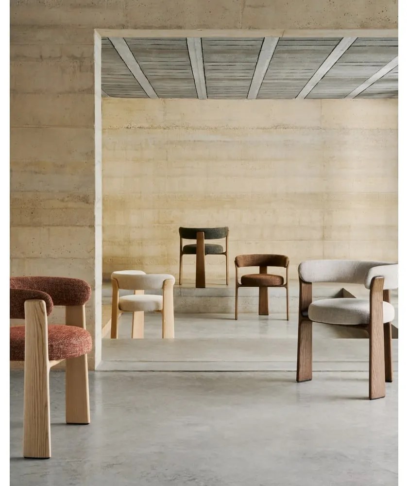 Hnedé/béžové jedálenské kreslo s podrúčkami z jaseňového dreva Granite – Kave Home