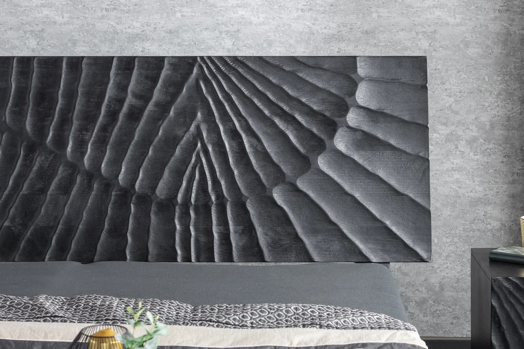 Dizajnová posteľ Zorpi 180x200cm masívne mangové drevo / čierna