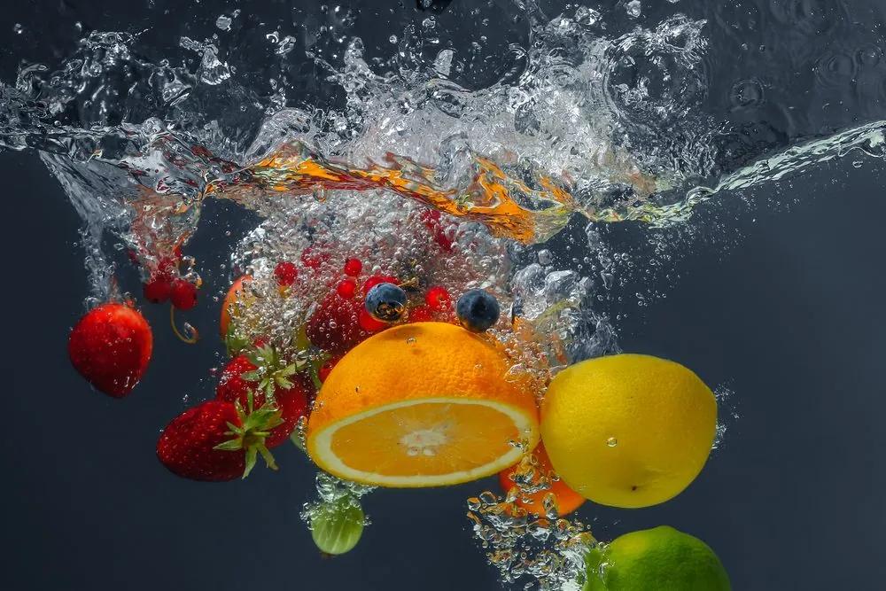 Obraz padajúce ovocie do vody