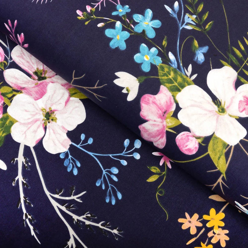 Biante Bavlnený behúň na stôl Sandra SA-557 Modro-ružové kvety na tmavo modrom 35x120 cm