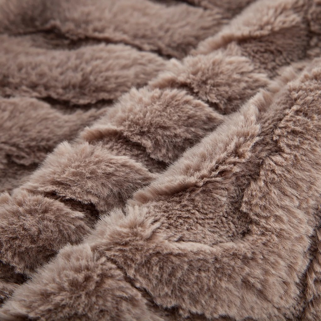 CHLPATÁ DEKA KATE 150X200 CM TMAVOBÉŽOVÁ