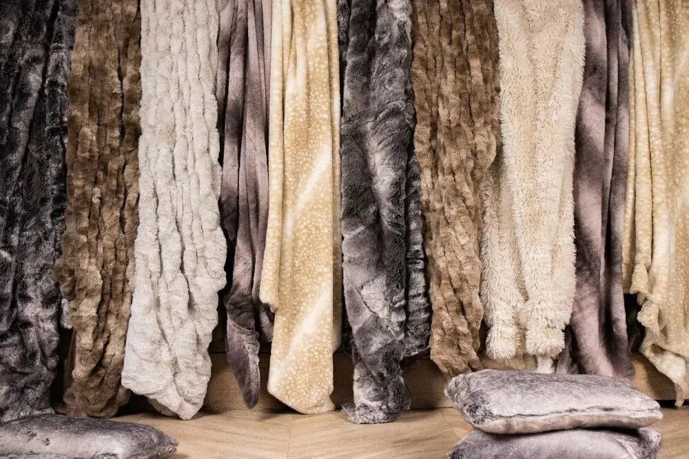 Béžovo-hnedý chlpatý pléd v dizajne kolouška - 130*180*2cm