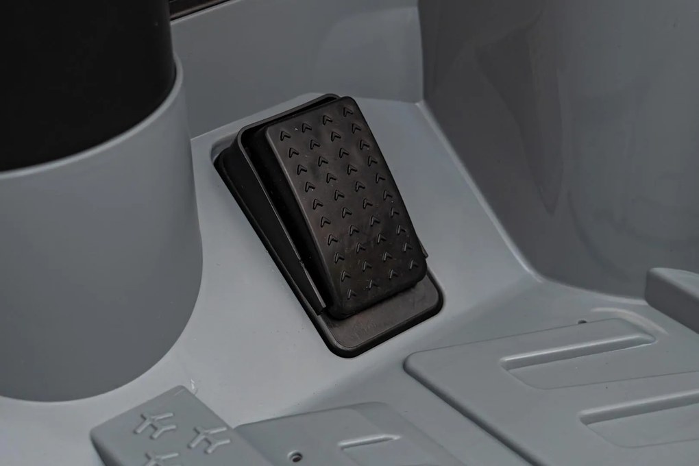 Ramiz Audi SQ8 vozidlo Sivá