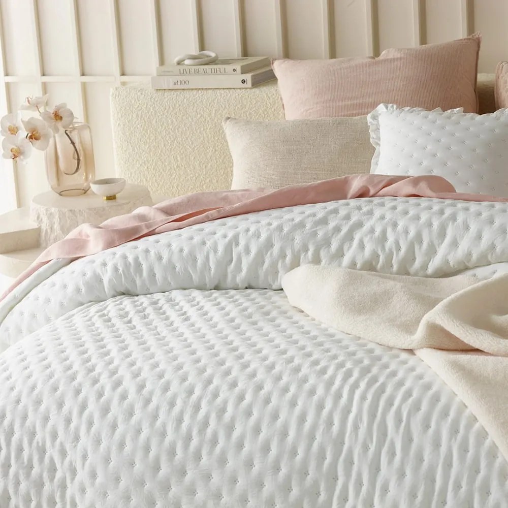 Biely prehoz na posteľ Molly s volánom 200 x 220 cm