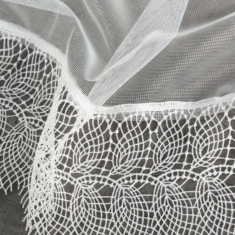 Biela záclona na páske SARI s ozdobnou čipkou 400x145 cm