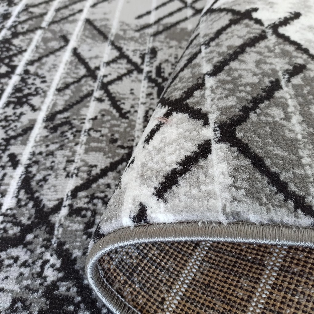 DY Čierno-sivý koberec s geometrickým vzorom Soho 14 Rozmer: 120x170 cm