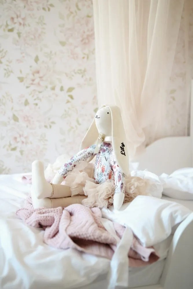 Plyšový zajačik kvety v béžovej sukni s menom dieťaťa