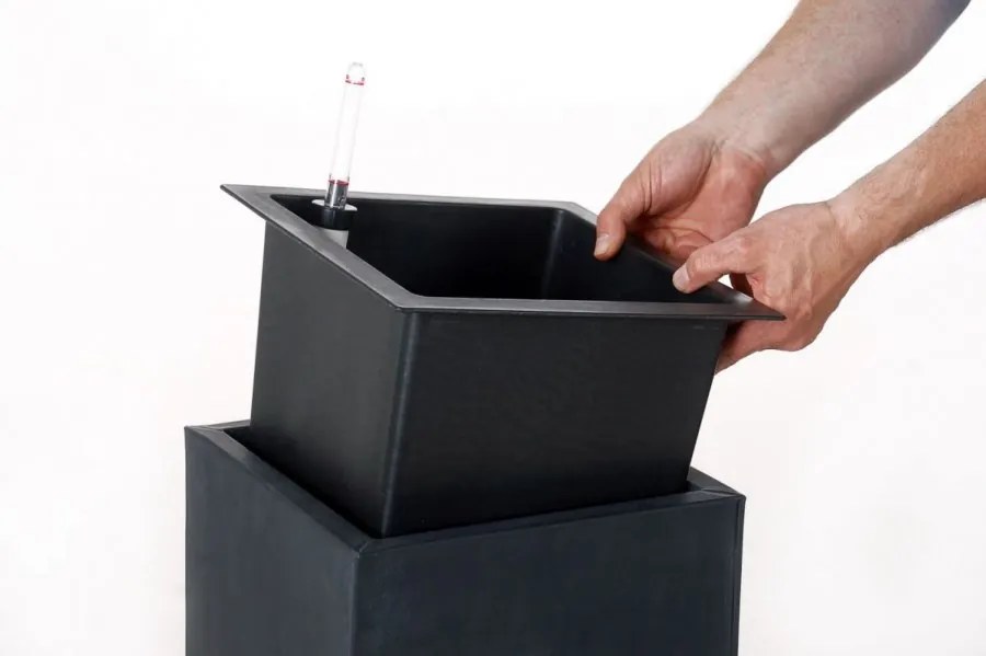 Plastová hranatá vnútorná vložka, 32*34*34 cm, so zavlažovacím setom, čierna