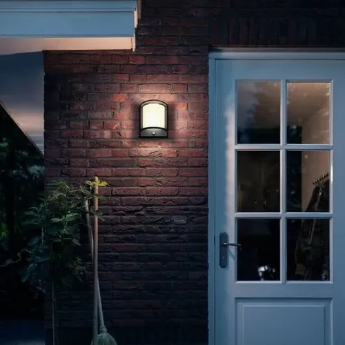 Philips Samondra UltraEfficient vonkajšie nástenné svietidlo so senzorom LED 3,8 W 2700K, antracit