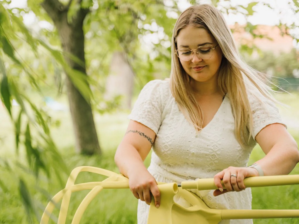 Béžová plastová stolička KATO