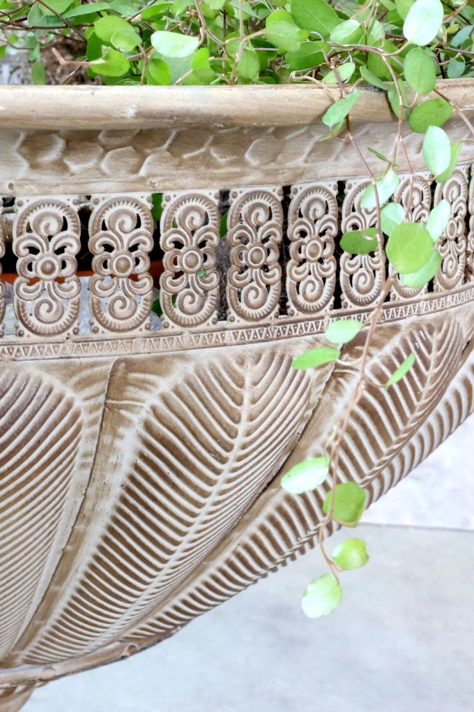 Kovový kvetináč na nohe Flower Antique Mocca – Ø 56*38 cm