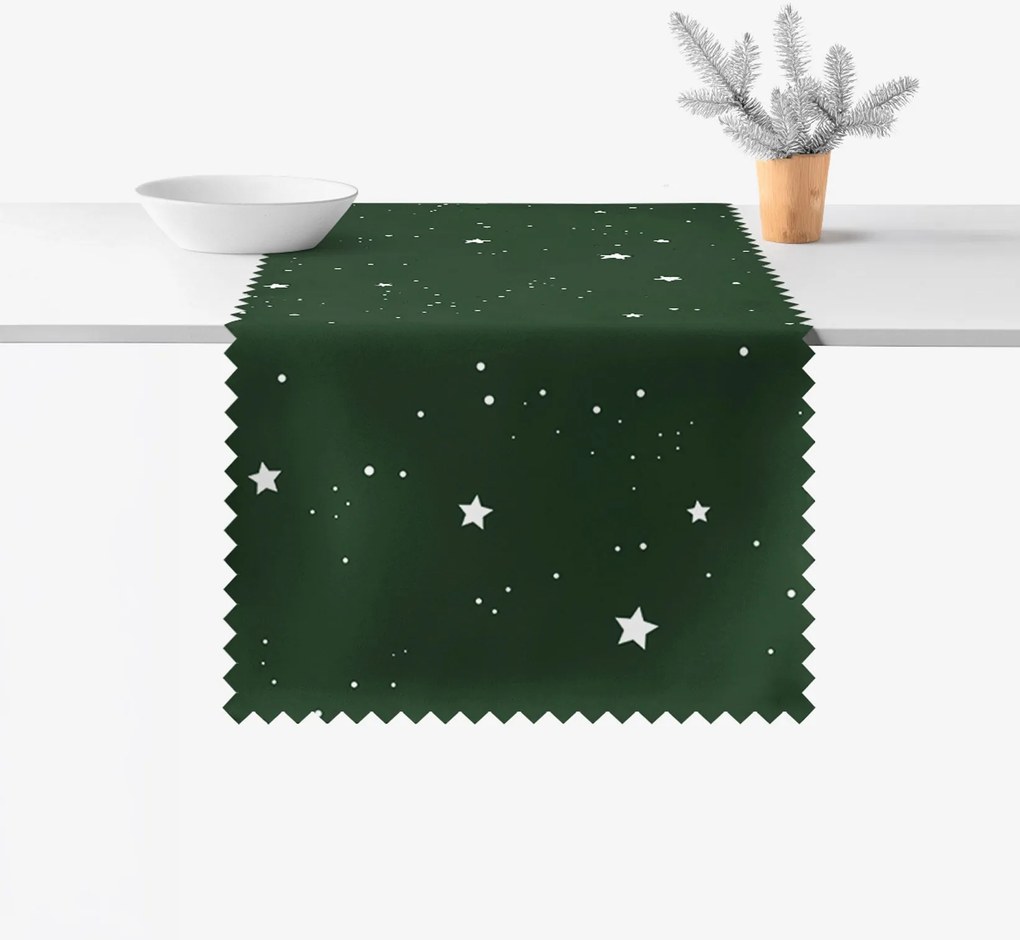 Goldea vianočný behúň na stôl teflónový - hviezdičky na tmavo zelenej 50x120 cm