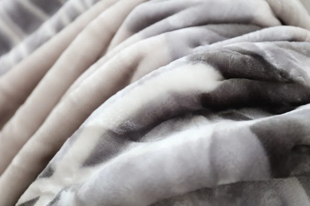 Teplá deka v odtieňoch sivej a béžovej farby
