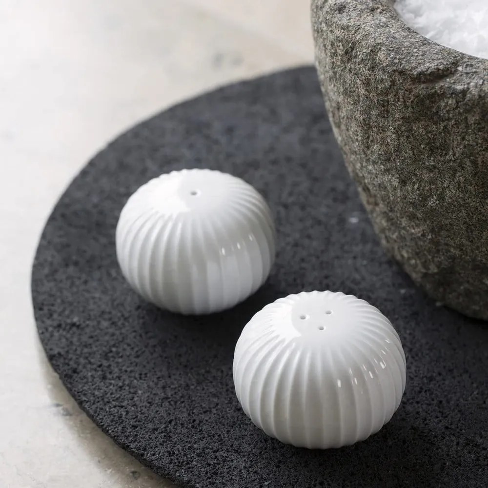 Set bielej soľničky a koreničky z porcelánu Kähler Design Hammershoi