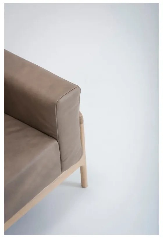 Svetlohnedé kreslo z byvolej kože konštrukciou z masívneho dubového dreva Gazzda Fawn