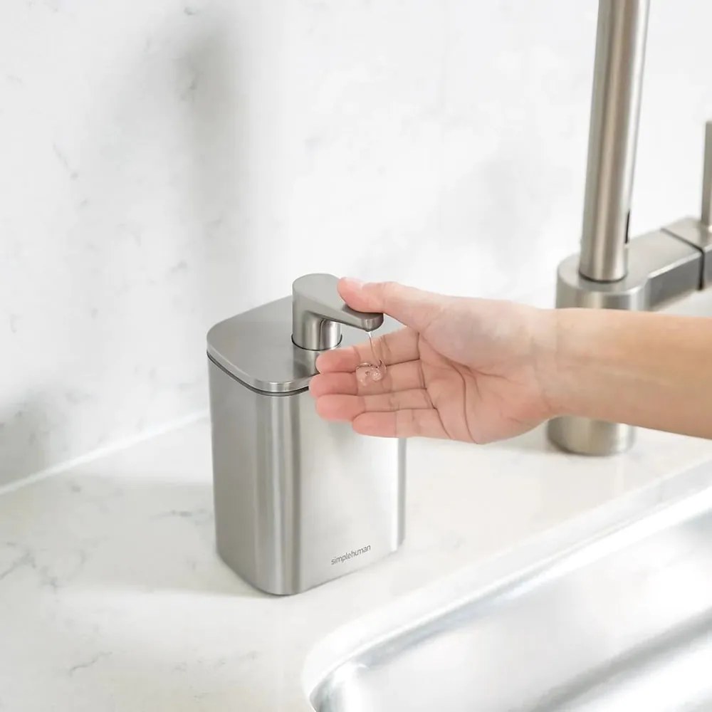 Dávkovač mydla z nerezovej ocele v striebornej farbe 473 ml - simplehuman