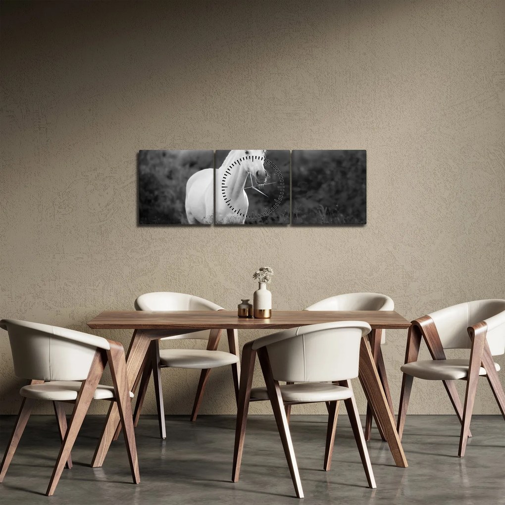 Obraz bieleho koňa na lúke, čiernobiela (s hodinami) (90x30 cm)