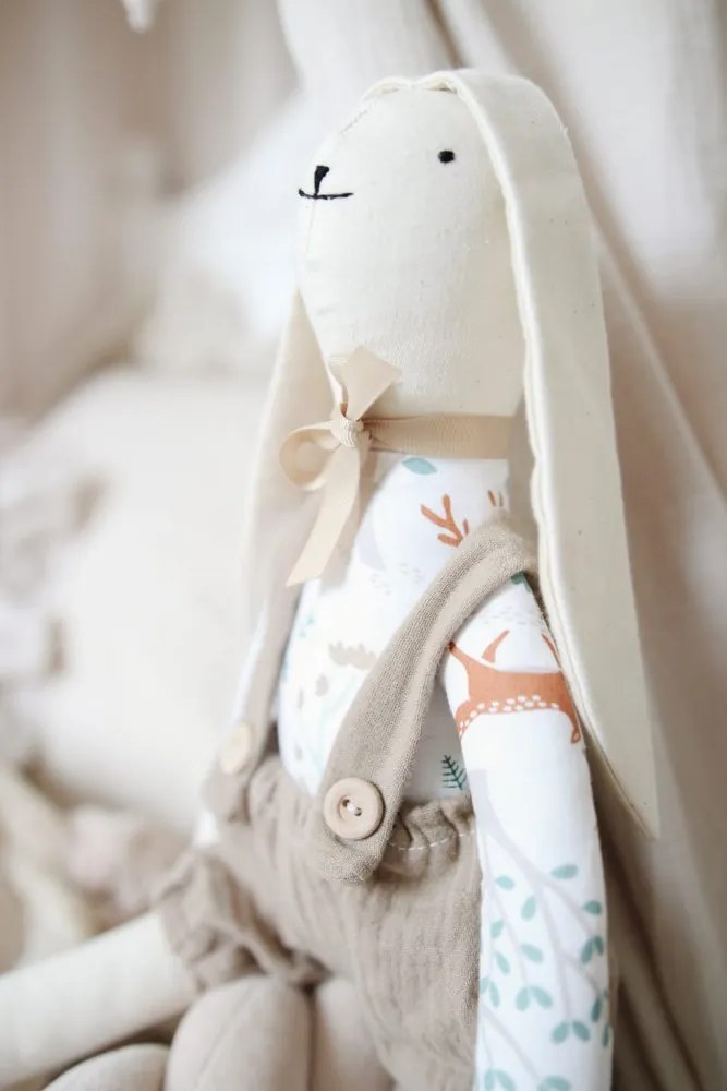 Plyšový králik v béžových mušelínových montérkach s menom dieťaťa