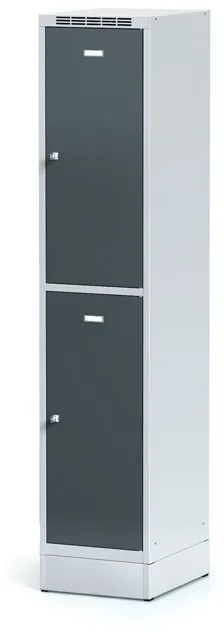 Alfa 3 Šatníková skrinka na sokli s úložnými boxami, 2 boxy, 1920 x 400 x 500 mm, otočný zámok, tmavosivé dvere