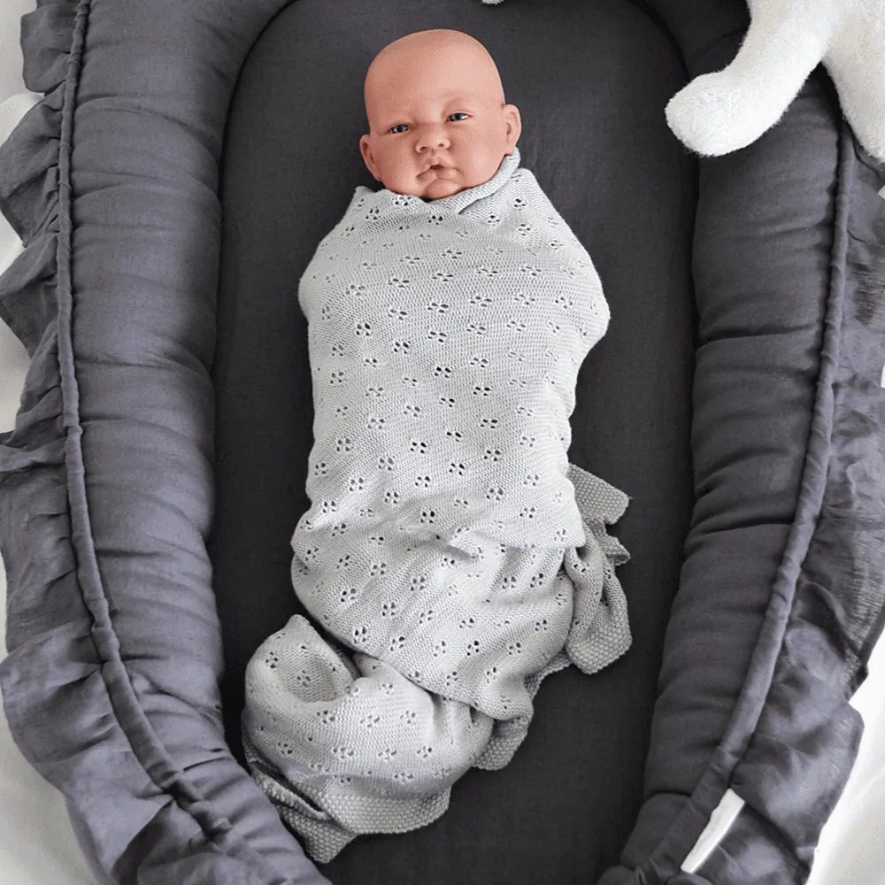 Ľanové hniezdo pre bábätko s volánom grafitová