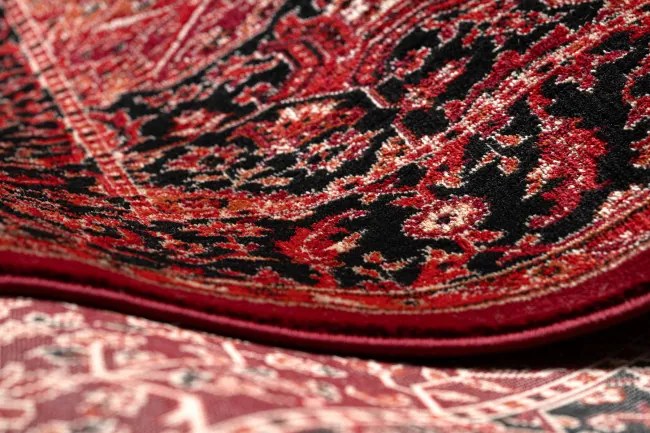 Koberec ORIENT Y307 so strapcami, rám / ornament / klasický, bordový / čierny