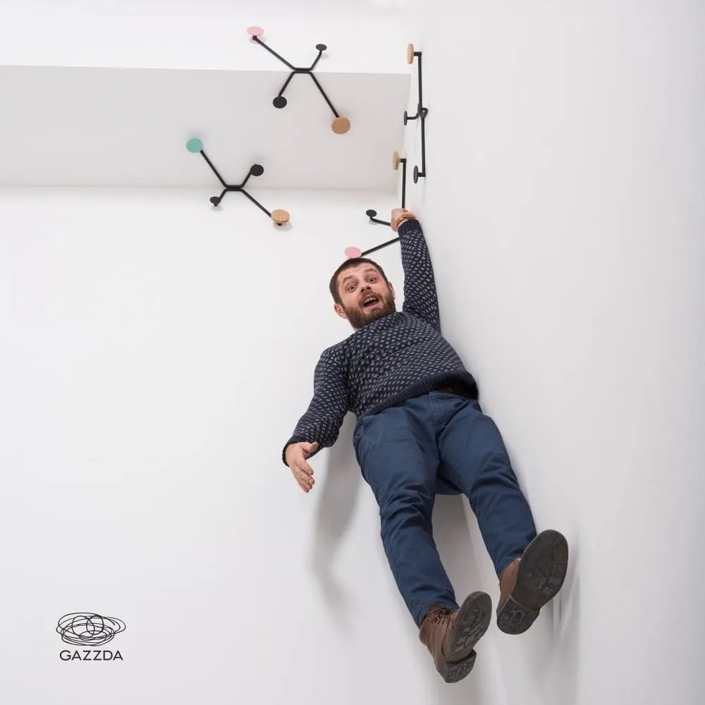 Čierny nástenný vešiak s ružovým detailom Gazzda Hook