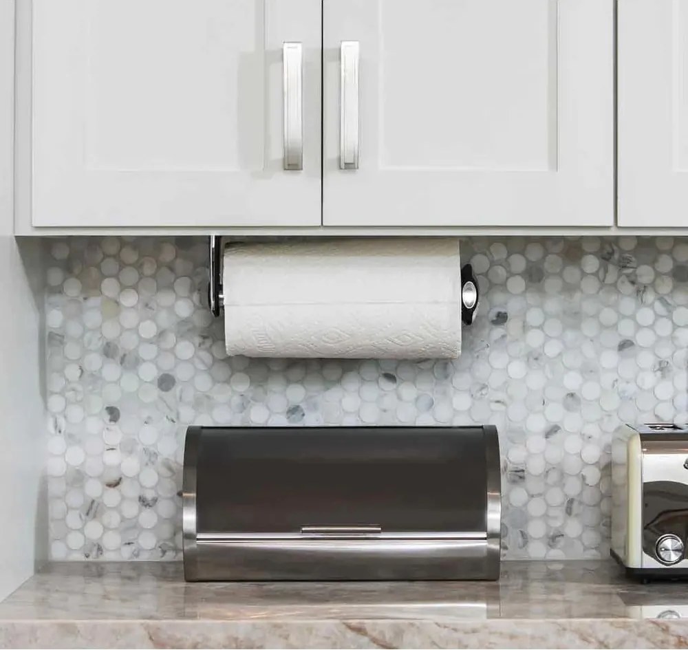 Nástenný oceľový držiak na kuchynské utierky - simplehuman