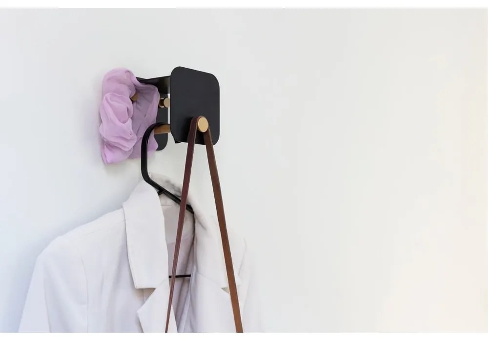 Čierny kovový nástenný vešiak s poličkou Hang in There – UMAGE