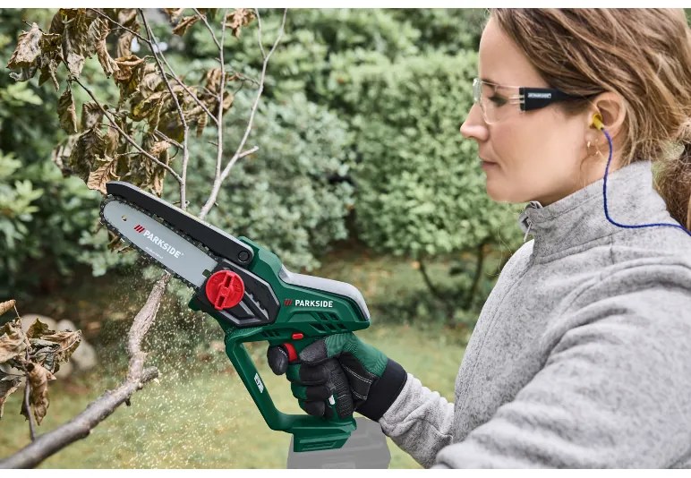 Parkside® Aku reťazová píla 20 V Paghs C3 + Akumulátor 20 V 2 Ah PAP 20 B1 + Nabíjačka 20 V 2,4 A (800011854)